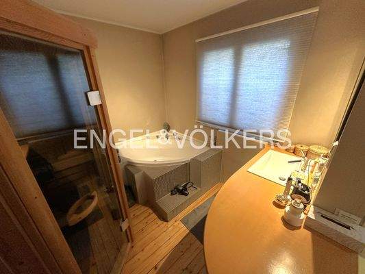 Badezimmer mit Badewanne und Sauna