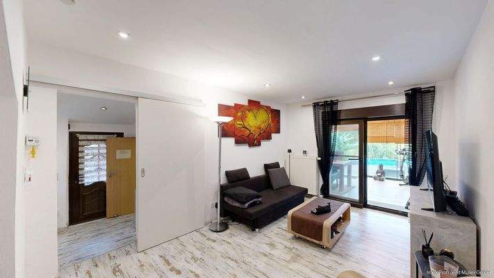 Wohnzimmer mit Zugang zur Terrasse