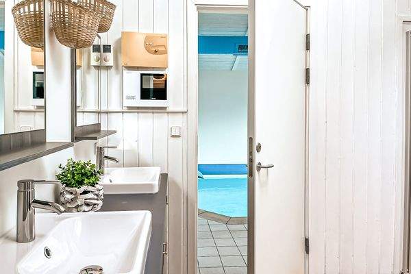 Badezimmer zum Poolbereich