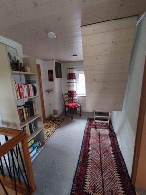 1.OG Flur und Treppe zum DG