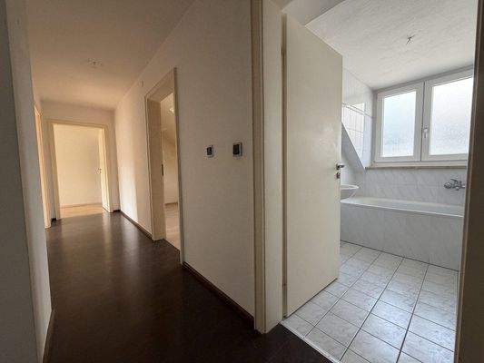 Flur mit Blick ins Badezimmer