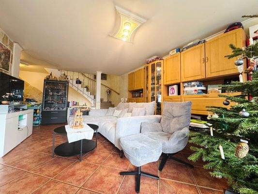 Wohnbereich mit Treppenaufgang.jpg