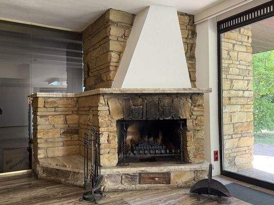 Der offene Kamin im Wohnbereich