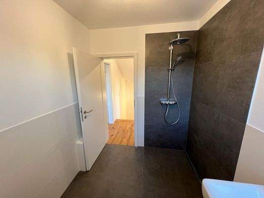 Zweites Bad mit Dusche 