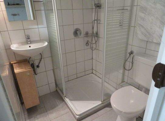 24-Kellergeschoss-Dusche-WC.JPG