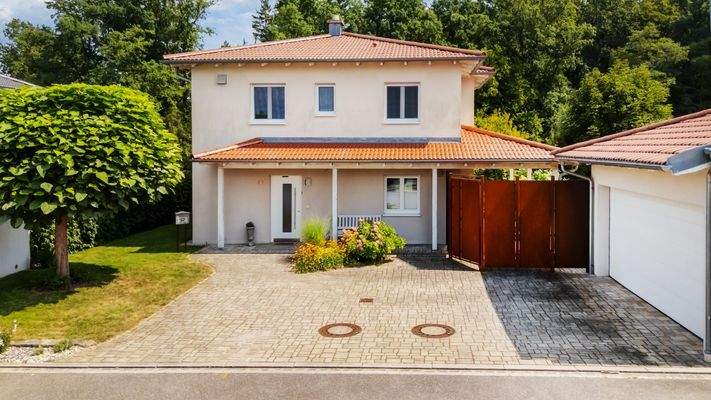 Hausansicht Westseite mit Parkplätzen vor dem Hauseingang