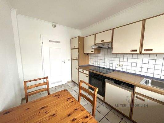 Küche mit Essgelegenheit