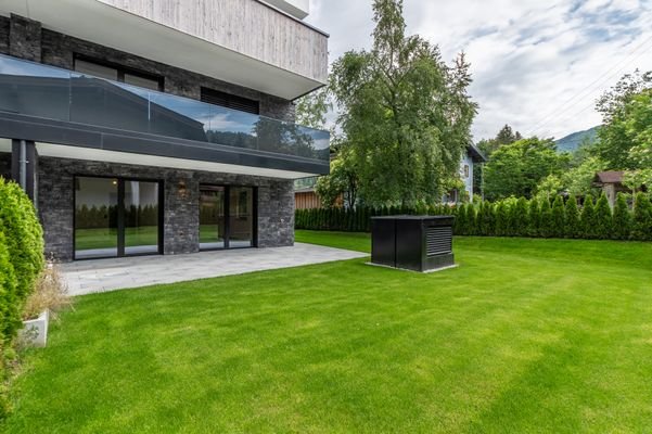 TERRASSE MIT GARTEN