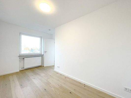 Anderer Blick durch das geräumige Schlafzimmer