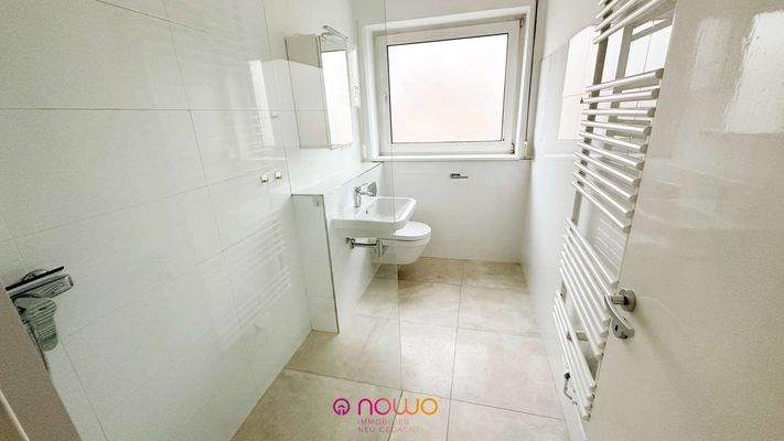 Modernes Badezimmer mit Dusche