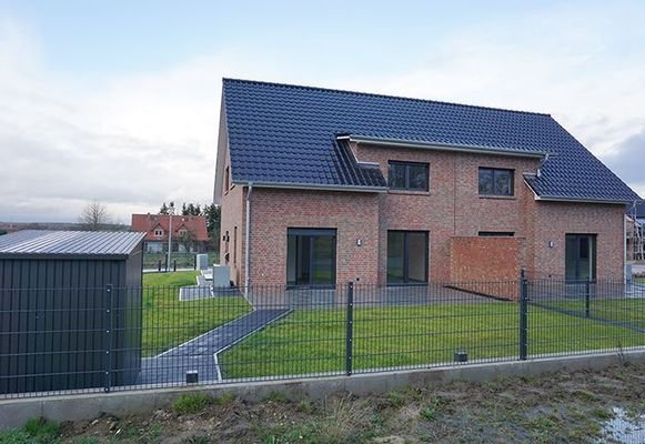 NEU angelegter Garten mit Terrasse und Gerätehaus