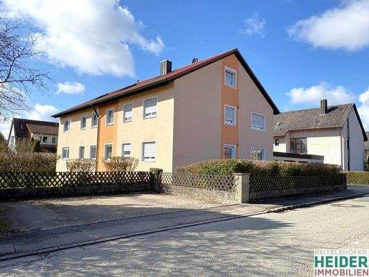 1750 Ansicht NO mit Stellplätzen