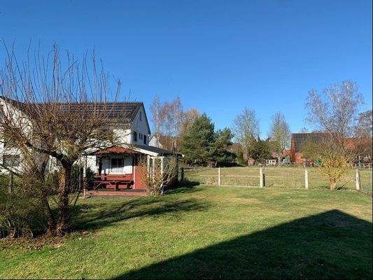 Blick zum Gartenhäuschen