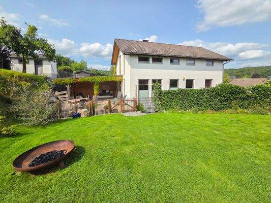 Blick vom Garten zum Haus