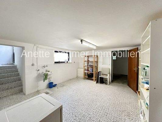 24 Keller Waschküch und Zugang zur Garage und Garten