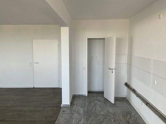 Küche mit Abstellkammer