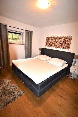 großzügiges Schlafzimmer mit großen Fenstern