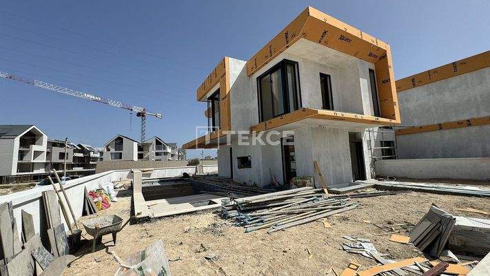 Semi-Detached Villas with Pools Close to Beaches in Izmir Çeşme