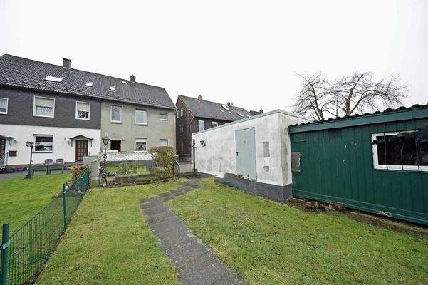 Garten- und Garagenansicht