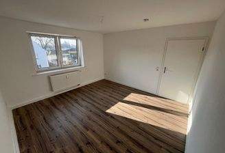 Helles Wohnzimmer mit Fenster