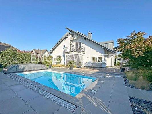 Hausansicht mit Pool