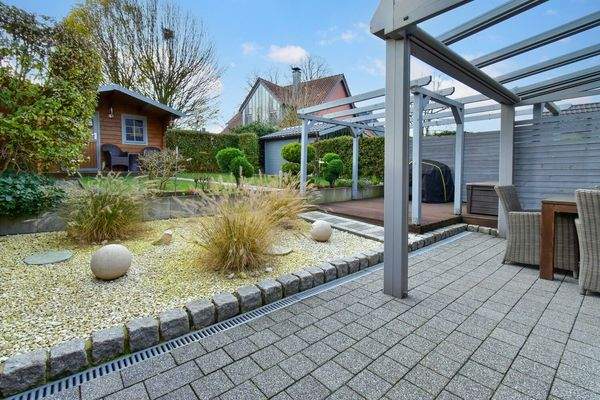 Terrasse mit Blick in den Garten