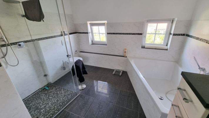 helles Bad mit Wanne und Dusche