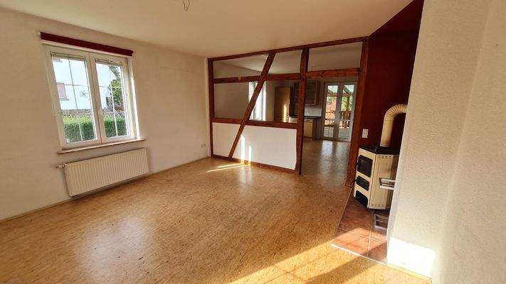 Wohnzimmer mit Blick in die Küche