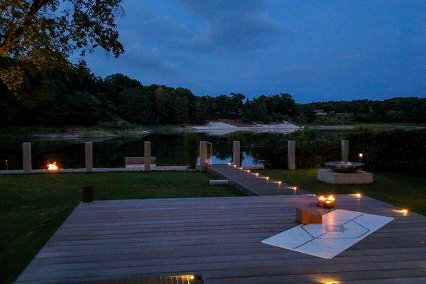 Yoga mit Blick aufs Wasser