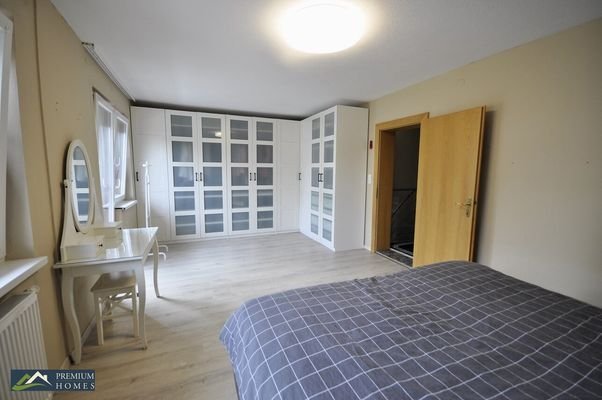 Angerberg - Doppelhaushälfte mit Garten - Schlafzimmer mit großem Schrank
