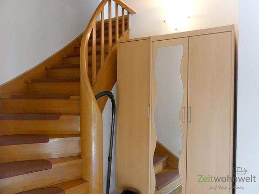 Treppe und Garderobe im Eingang