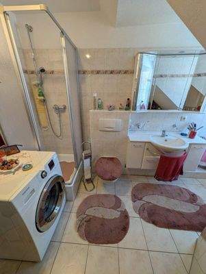 Bad mit Wanne und Dusche