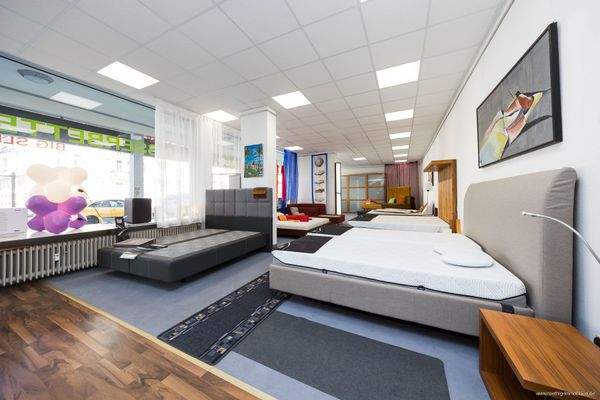 Verkaufsraum mit Schaufenster