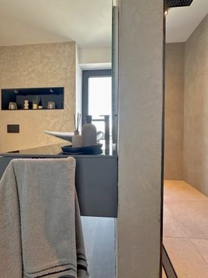 Tageslichtbad mit Dusche & Bidet
