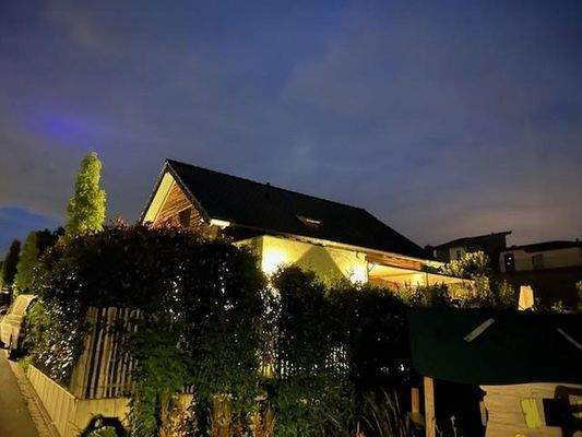 Außenansicht bei Nacht