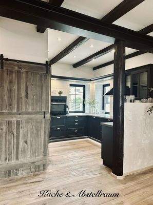 Einbauküche und Abstellraum