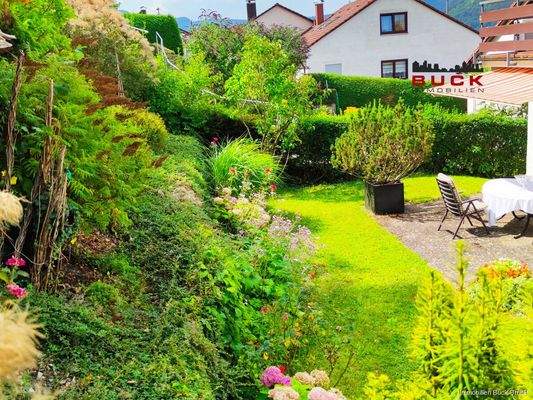 Erdgeschoss Terrasse bei Mittagssonne