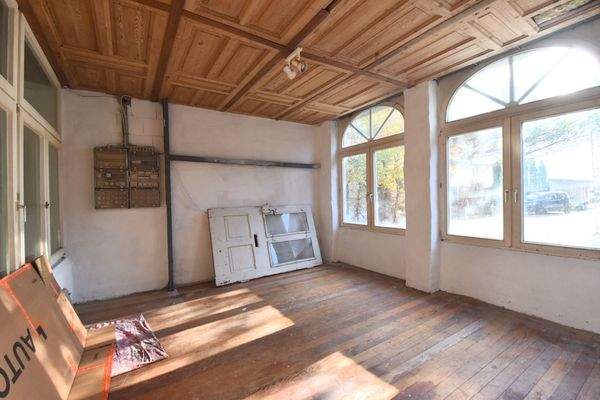 Büro-Lager in hinterer Halle