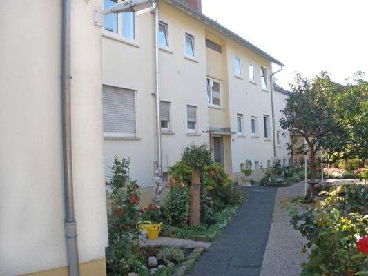 Zugang zum Wohngebäude mit Hauseingang