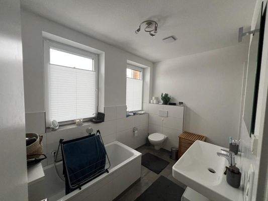 Bad mit Wanne und Dusche