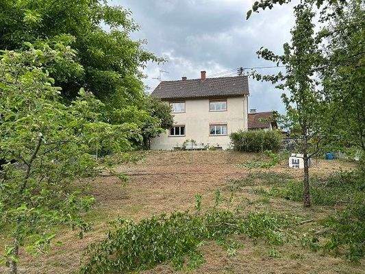 Gesamtansicht mit Grundstück