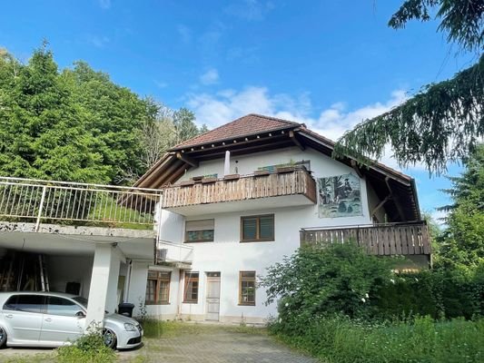 Hausansicht mit Stellplätzen