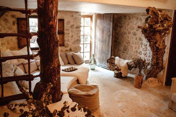 Wohnbereich mit Licht und Naturstein