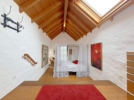 Schlafzimmer im OG mit Balkon zum Garten