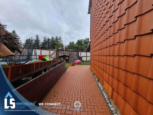 Weg zum Windfang & Gartenbereich