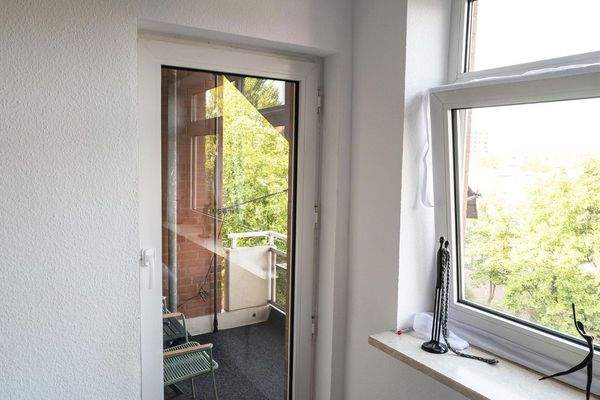 Wohnzimmer, Blick auf Balkon