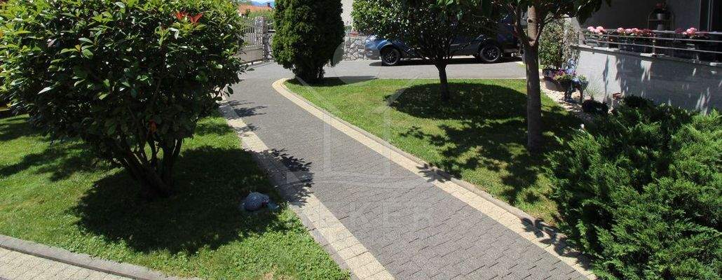 Ein charmanter Garten rundet dieses Paket ab