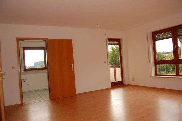 Wohnzimmer zur Küche u. Balkon