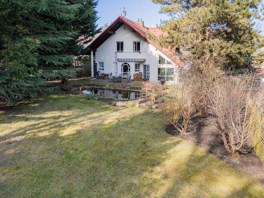 Green refuge behind the house