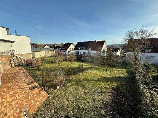 Blick in den Garten aus der Garagenrückseite